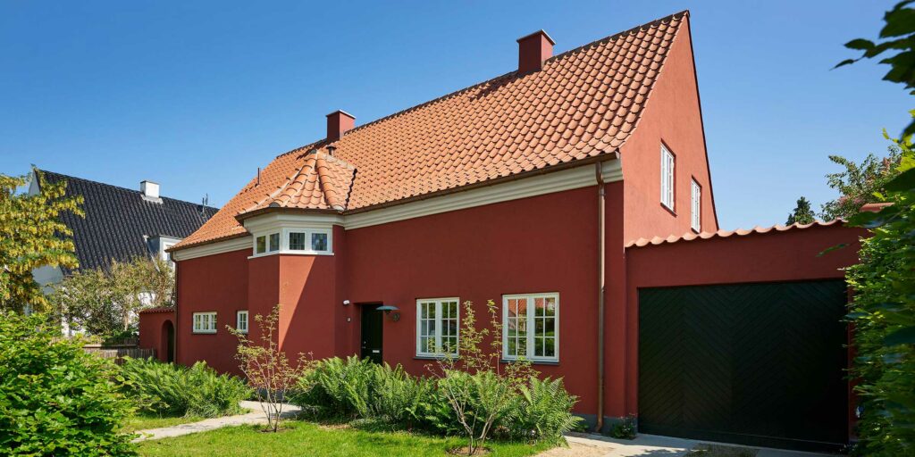 Efterisoleret villa på Frederiksberg. Rød puds og hvide vinduer.